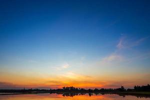 sfondo blu drammatico cielo al tramonto texture. foto