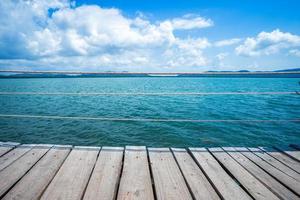 ponte di legno a piedi in mare a cappello chao lao spiaggia cielo blu sfondo a chanthaburi, thailandia. foto