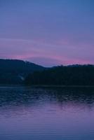 tramonto in riva al lago foto