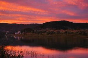 tramonto in riva al lago foto