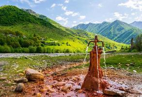 sfondo delle montagne kazbegi foto