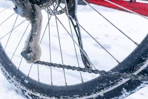 catena della bicicletta congelata in inverno foto