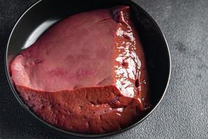 fegato crudo manzo o maiale pasto sano dieta alimentare keto o paleo foto