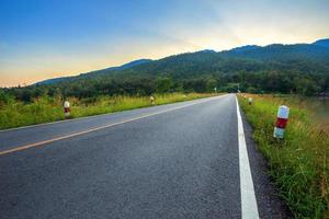 Strada rurale con vista panoramica del bacino idrico huay tung tao con la foresta della catena montuosa al tramonto serale a Chiang Mai, Thailandia foto