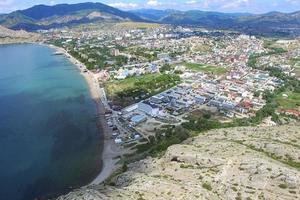 veduta aerea del paesaggio montano in riva al mare foto