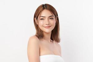 bella giovane donna asiatica con pelle fresca e pulita su sfondo bianco, cura del viso, trattamento viso, cosmetologia, bellezza e spa, ritratto di donne asiatiche. foto