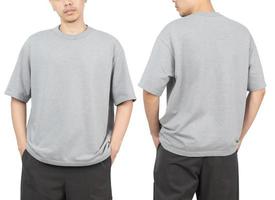 giovane in grigio oversize t-shirt mockup anteriore e posteriore utilizzato come modello di progettazione, isolato su sfondo bianco con tracciato di ritaglio foto