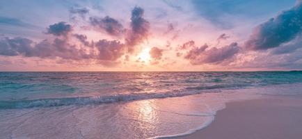 primo piano spiaggia di sabbia di mare. panorama panoramico della spiaggia. ispirare tropi foto