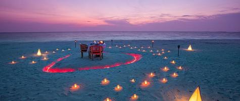 bellissimo tavolo apparecchiato per una cena romantica in spiaggia con lan