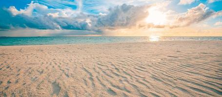 primo piano spiaggia di sabbia di mare. panorama panoramico della spiaggia. ispirare tropi foto