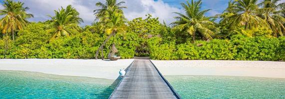 idilliaco paesaggio di spiaggia tropicale per sfondo o carta da parati. progettazione del turismo per il paesaggio delle vacanze estive, concetto di destinazione per le vacanze. scena dell'isola esotica, vista rilassante. laguna di mare paradiso foto