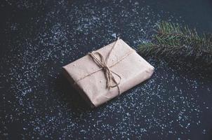 regalo o scatola regalo e neve su un tavolo nero. foto