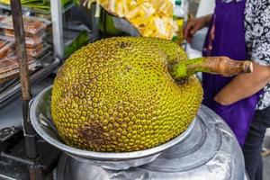 enorme jackfruit al cibo di strada a bangkok in thailandia.