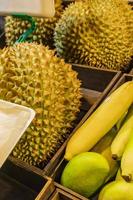 grandi frutti durian puzzolenti mercato notturno tailandese street food bangkok. foto