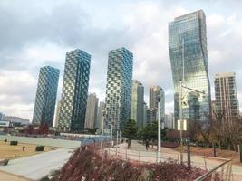 Incheon City, Corea del Sud, 2021 - grandi edifici nel parco cittadino di Incheon City foto