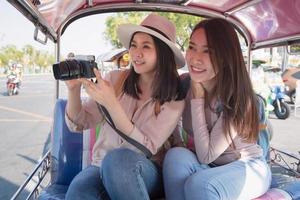 la bella donna asiatica dei turisti gode di viaggiare insieme nella città urbana del centro in vacanza foto