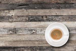 caffè espresso piatto laici in tazza di caffè con copia-spazio su sfondo tavolo in legno. foto