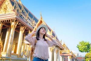 bella donna turistica asiatica sorride e si gode il viaggio in vacanza a bangkok in thailandia