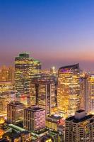 vista del paesaggio urbano di bangkok moderno edificio aziendale nella zona degli affari a bangkok, Thailandia. bangkok è la capitale della thailandia e bangkok è anche la città più popolata della thailandia.