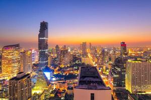 vista del paesaggio urbano di bangkok moderno edificio aziendale nella zona degli affari a bangkok, Thailandia. bangkok è la capitale della thailandia e bangkok è anche la città più popolata della thailandia. foto