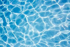 fondo dell'acqua blu della piscina foto