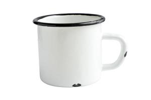 mock-up di tazza di smalto bianco bianco isolato su sfondo bianco. tazza vuota per il marchio. foto ad alta risoluzione.