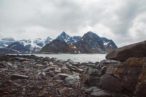 Norvegia montagne e paesaggi sulle isole lofoten. paesaggio scandinavo naturale foto