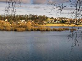 Vista su un lago a Fairburnings, West Yorkshire, Inghilterra foto