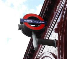 Londra, Regno Unito, 2014 - segno della metropolitana appeso a un edificio di Londra. segno della metropolitana di londra
