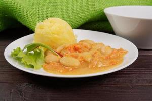 fagioli con carote e patate su un tavolo foto