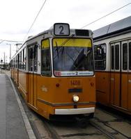 budapest, ungheria, 2013 - trasporti pubblici a budapest. storico vecchio tram giallo. Ungheria foto