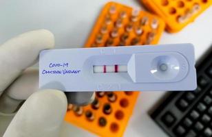 lo scienziato tiene una cassetta di test rapido per la nuova variante del test covid-19 omicron b.1.1.529. una mutazione generica del coronavirus. nuovo ceppo di covid-19, omicron foto