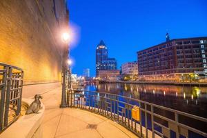 skyline del centro di milwaukee negli stati uniti foto