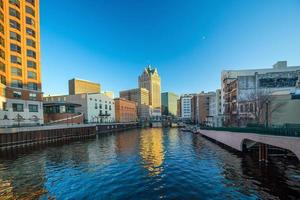 skyline del centro con edifici lungo il fiume Milwaukee foto