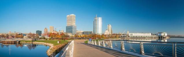 skyline di milwaukee negli stati uniti foto