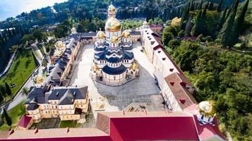 vista aerea del nuovo monastero di athos in abkhazia foto