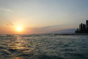vista sul mare con un magnifico tramonto foto