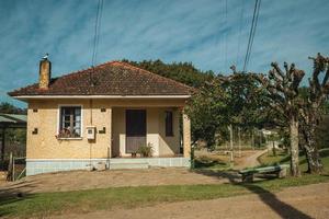 bento goncalves, brasile - 12 luglio 2019. facciata della vecchia affascinante casa della classe operaia vicino a bento goncalves. un paese di campagna famoso per la sua produzione di vino. foto