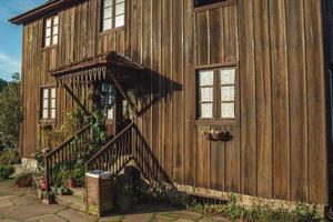 bento goncalves, brasile - 11 luglio 2019. ingresso decorato con piante e scale sulla facciata dell'affascinante casa in legno vicino a bento goncalves. un accogliente paese di campagna famoso per la sua produzione di vino. foto