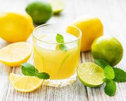 bicchiere con succo di limone fresco foto