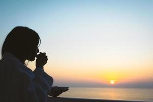 turista beve caffè in vacanza foto