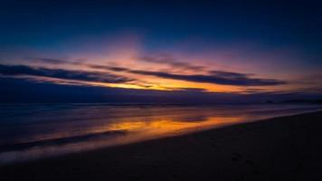 tramonto della Cornovaglia della spiaggia di perranporth foto