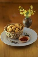 spuntino di patate fritte in una ciotola e la salsa in tavola foto