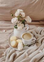 caffè del mattino con fiori di macarons