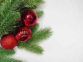 ramo di un albero e giocattoli rossi su sfondo bianco, posto per il testo. natale, capodanno foto