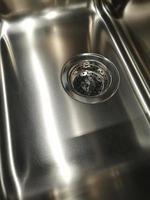 lavello idraulico in metallo per il primo piano della cucina foto