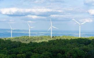 mulini a vento in montagna per la generazione di elettricità. concetto di potere ecologico foto