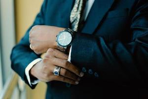 orologio da uomo a portata di mano. cerimonia matrimoniale foto