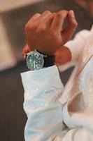 orologio da uomo a portata di mano. cerimonia matrimoniale foto
