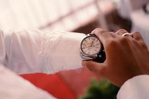 orologio da uomo a portata di mano. cerimonia matrimoniale foto